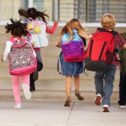 entrée à l'école des enfants grands